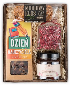 Prezent dla nauczyciela kosz prezentowy z herbatą i konfiturą i innymi