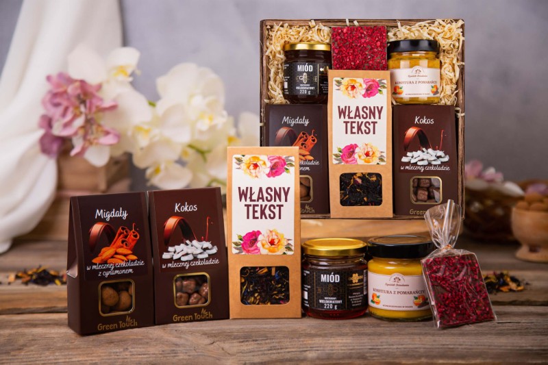 Kosz prezentowy personalizowany z herbatą i słodyczami (2).jpg