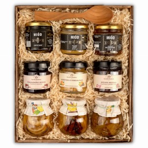 Kosz prezentowy z naturalnymi przetworami i miodami