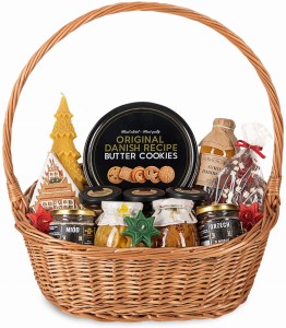 Świąteczny duży kosz prezentowy wiklinowy z świecą, wypiekami i słodyczami
