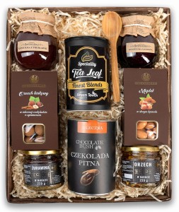 Kosz prezentowy z herbatą, czekoladą, miodami i konfiturami