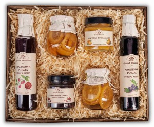 Kosz pełen naturalnych przetworów