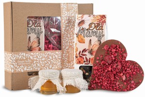 Prezent na dzień mamy herbata, czekolada serce i miód, zestaw prezentowy
