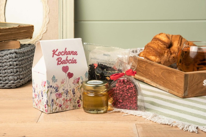 Zestaw-prezent-na-dzien-babci podziekowania-herbata-miod-czekoladka-serce (1).jpg
