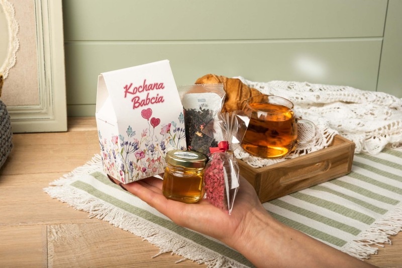 Zestaw-prezent-na-dzien-babci podziekowania-herbata-miod-czekoladka-serce (2).jpg