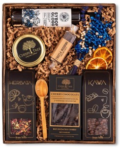 Kosz prezentowy zestaw herbata kawa czekolada wiśniowa trufla syrop kwiaty