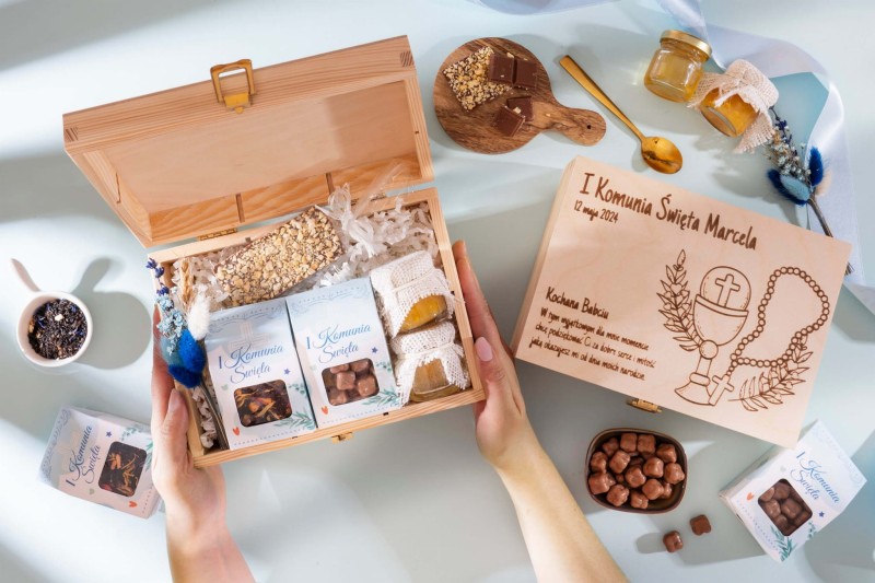 podziekowanie pierwsza komunia prezent skrzynka z grawerunkiem (15).jpg
