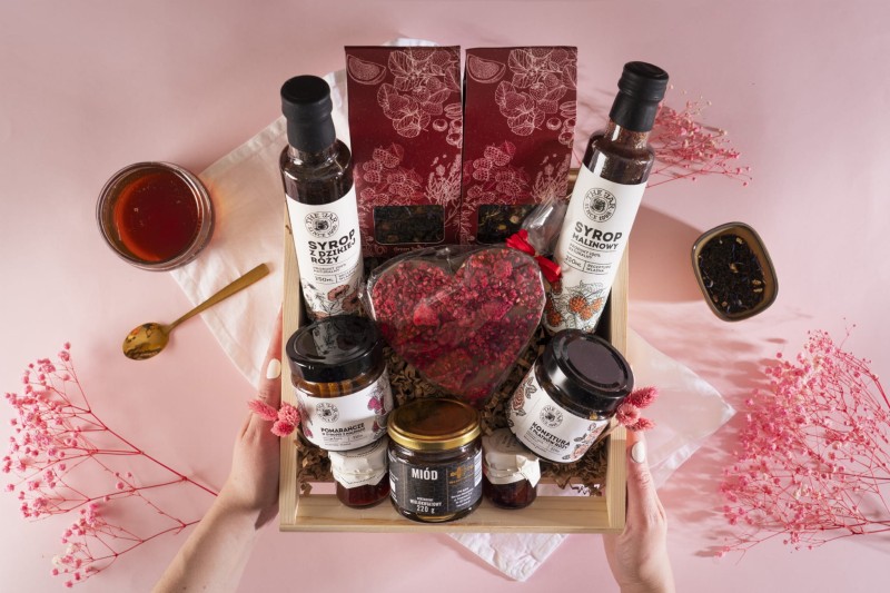 Kosz prezentowy zestaw prezent od serca herbaty czekolada syropy malinowe (1).jpg