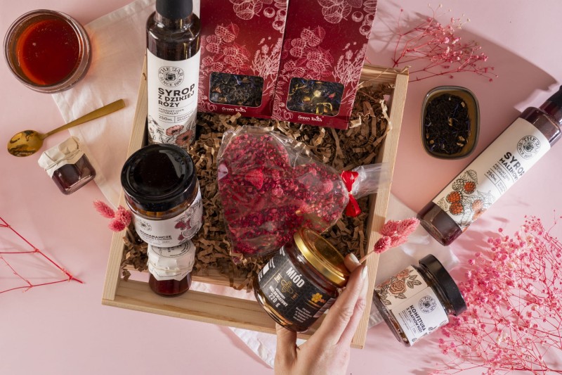 Kosz prezentowy zestaw prezent od serca herbaty czekolada syropy malinowe (2).jpg