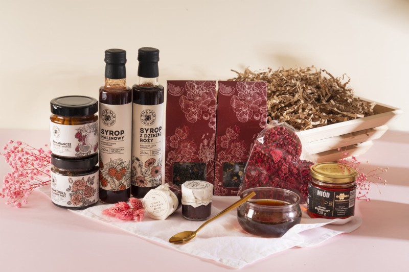 Kosz prezentowy zestaw prezent od serca herbaty czekolada syropy malinowe (3).jpg