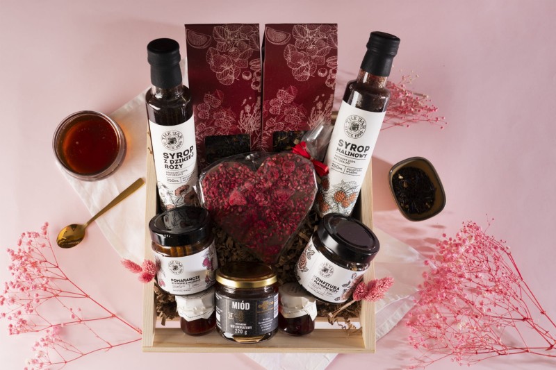 Kosz prezentowy zestaw prezent od serca herbaty czekolada syropy malinowe (5).jpg