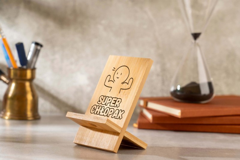 prezent upominek na dzien chlopaka podstawka na telefon z grawerunkiem (6).jpg