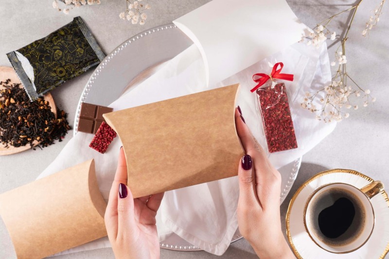 Box prezentowy prezent dla firm zestaw herbata kawa czekolada prezent upominek Pillow Gift (15).jpg