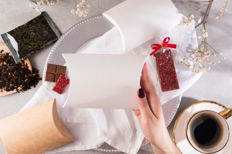 Box prezentowy prezent dla firm zestaw herbata kawa czekolada prezent upominek Pillow Gift (16).jpg