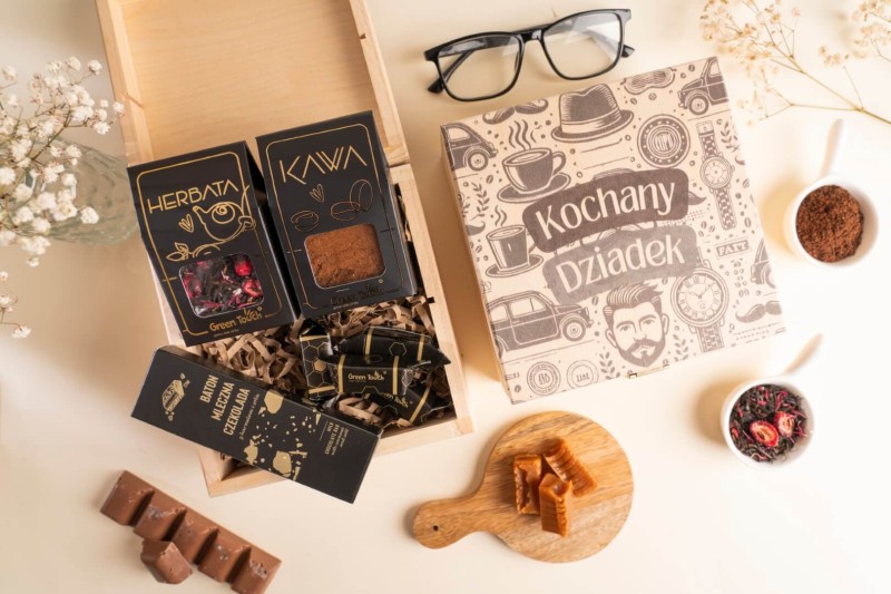 Prezent na dzien babci i dziadka skrzynka zestaw herbata kawa slodycze z nadrukiem (2).jpg