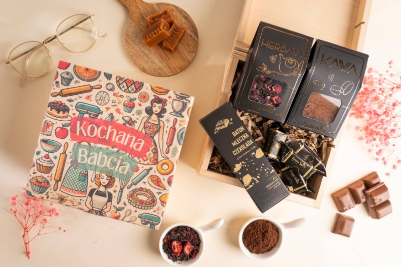 Prezent na dzien babci i dziadka skrzynka zestaw herbata kawa slodycze z nadrukiem (3).jpg