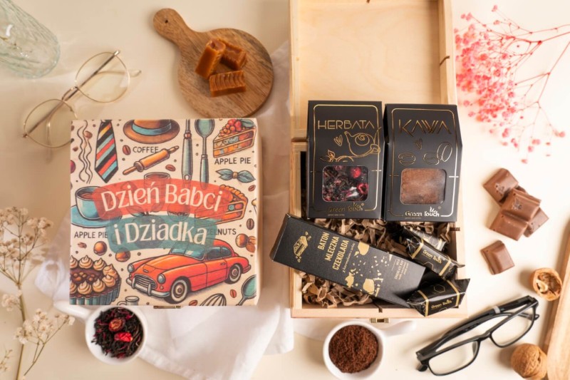 Prezent na dzien babci i dziadka skrzynka zestaw herbata kawa slodycze z nadrukiem (4).jpg