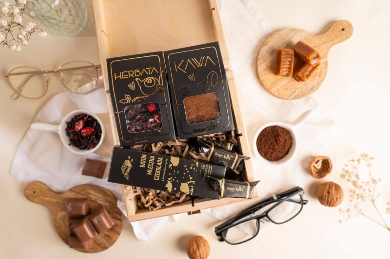 Prezent na dzien babci i dziadka skrzynka zestaw herbata kawa slodycze z nadrukiem (5).jpg