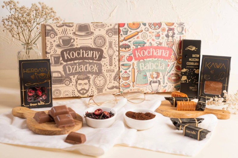 Prezent na dzien babci i dziadka skrzynka zestaw herbata kawa slodycze z nadrukiem (6).jpg