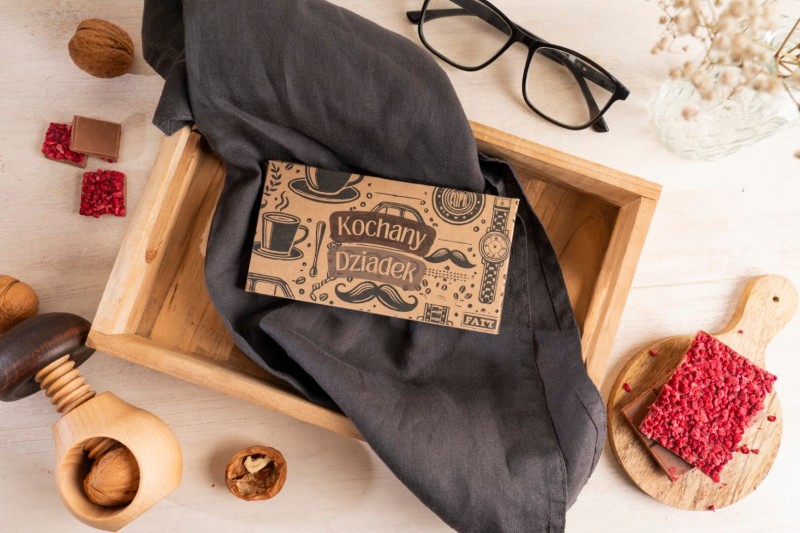 Prezent na dzien babci i dziadka czekolada kraftowa mleczna z malinami 50 g (1).jpg