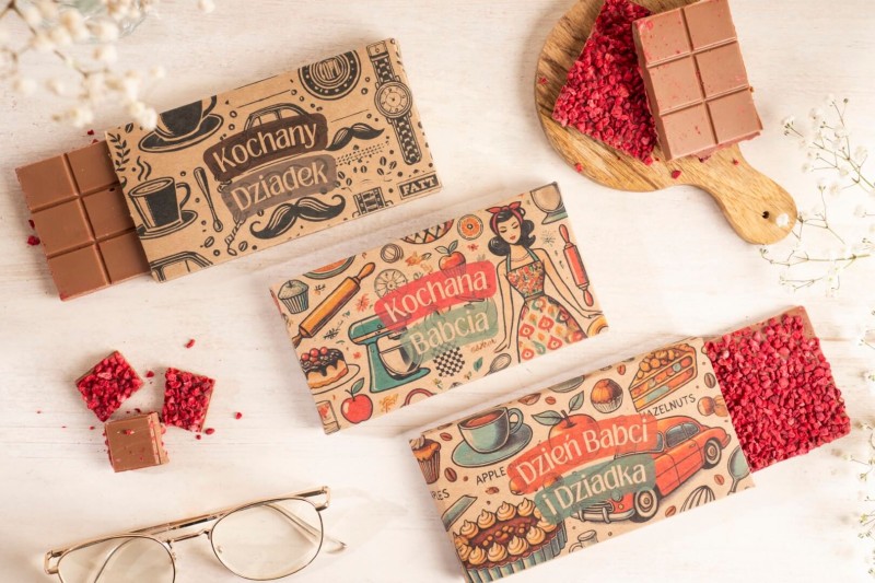 Prezent na dzien babci i dziadka czekolada kraftowa mleczna z malinami 50 g (8).jpg