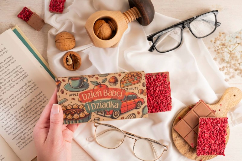 Prezent na dzien babci i dziadka czekolada kraftowa mleczna z malinami 50 g (12).jpg