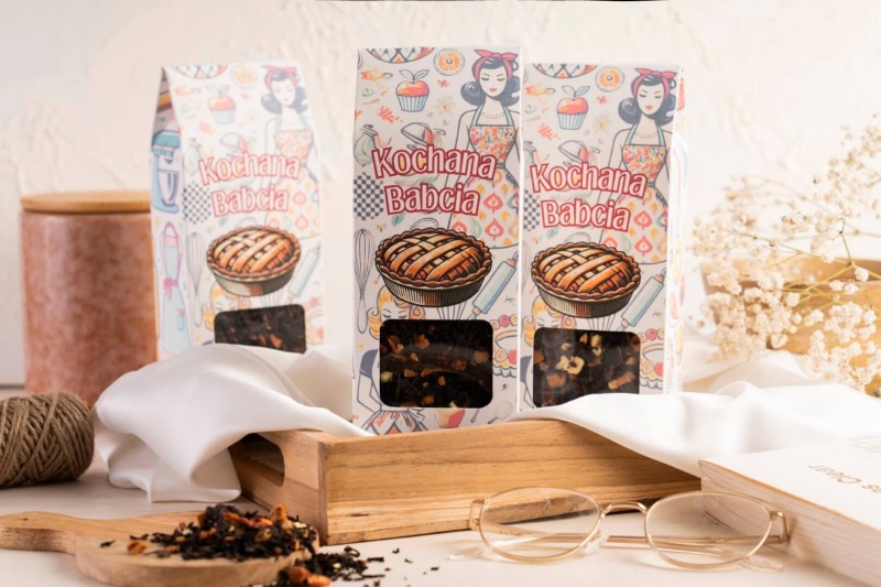 Prezent na dzien babci herbata czarna szarlotka w pudelku z nadrukiem 60 g (6).jpg