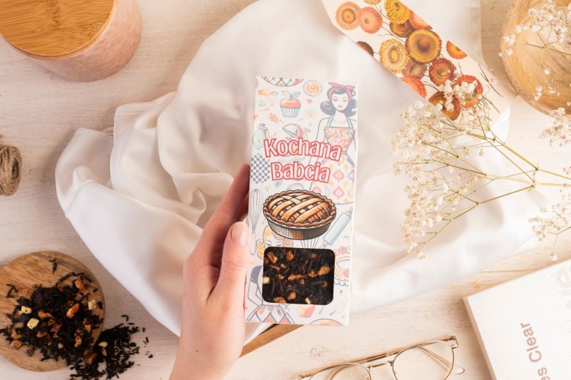 Prezent na dzien babci herbata czarna szarlotka w pudelku z nadrukiem 60 g (7).jpg