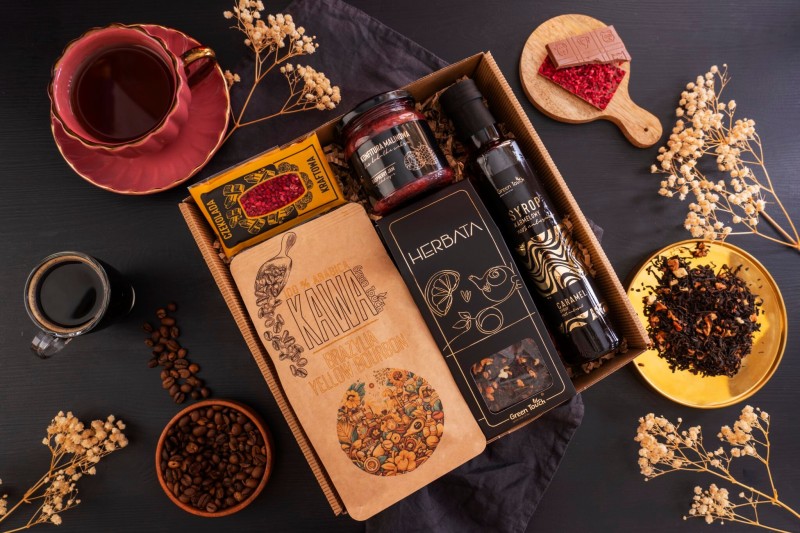 Zestaw prezentowy herbata kawa syrop karmelowy konfitura malinowa czekolada (2).jpg