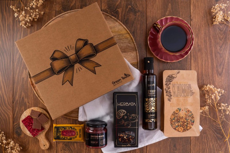 Zestaw prezentowy herbata kawa syrop karmelowy konfitura malinowa czekolada (3).jpg