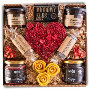 Kosz prezentowy z miodami, słodyczami i świecami