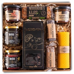 Kosz prezentowy z herbatą, zestawem powideł i słodyczy z świecą