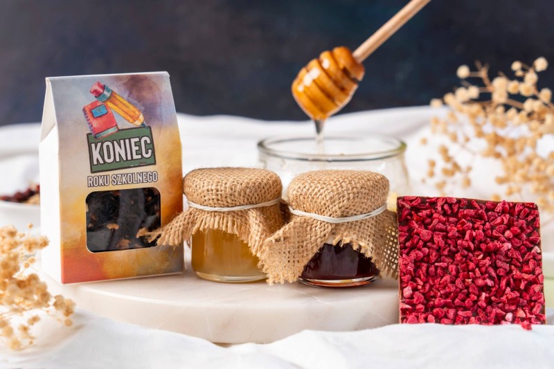 Prezent dla nauczyciela zakończenie roku pudełko prezentowe herbata miód (1).jpg