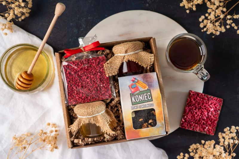 Prezent dla nauczyciela zakończenie roku pudełko prezentowe herbata miód (2).jpg