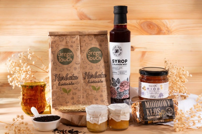 Kosz prezentowy prezent zestaw herbat owocowych syrop różany cytryna miód (7).jpg