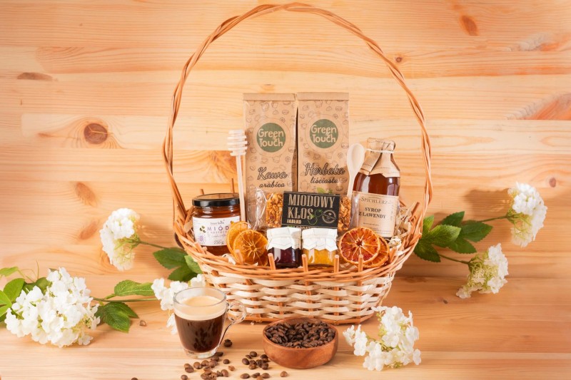 KOSZ PREZENTOWY ZESTAW KOSZYK NA PREZENT HERBATA KAWA MIÓD SYROP SŁODYCZE (1).jpg