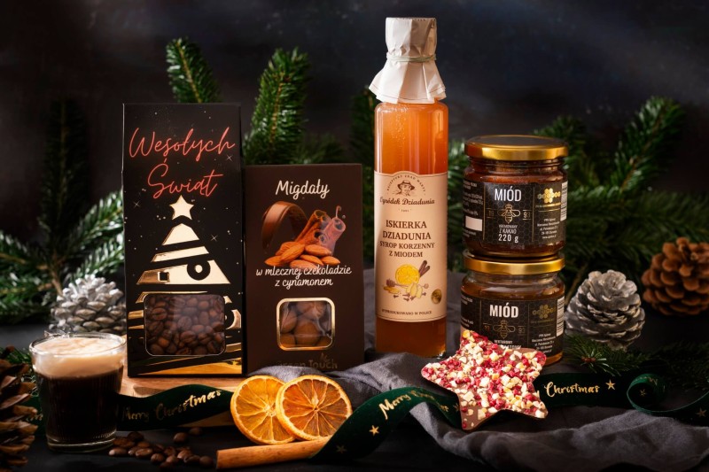 Świąteczny kosz prezentowy miody kawa syrop czekolada migdały z cynamonem (1).jpg
