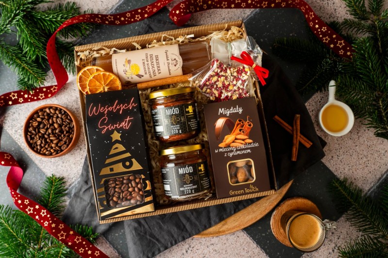 Świąteczny kosz prezentowy miody kawa syrop czekolada migdały z cynamonem (3).jpg