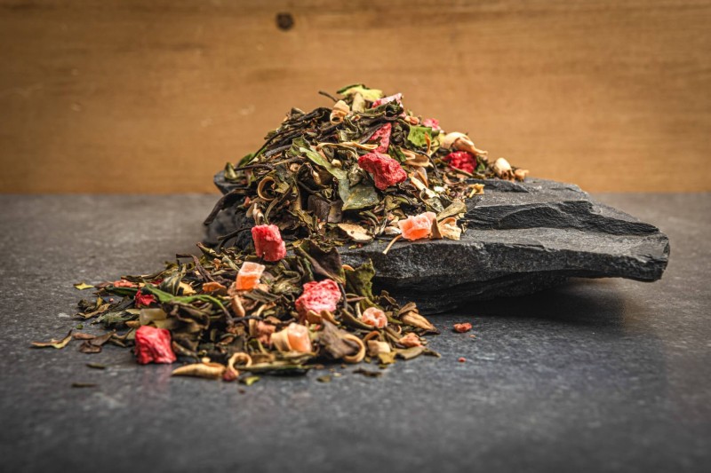 Białe Orzeźwienie 50 g herbata biała liściasta z owocami papaja truskawka kwiat pomarańczy (3).jpeg