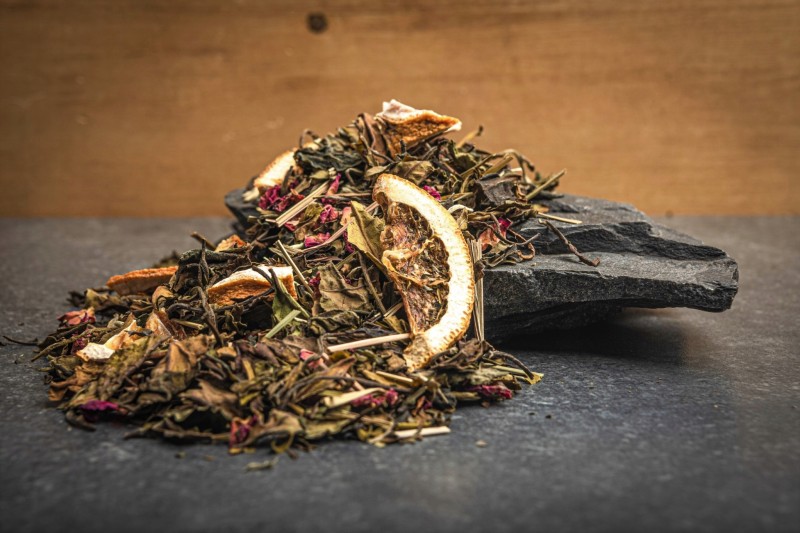 Róża z Pomarańczą 50 g herbata biała liściasta Pai Mu Tan z płatkami róż, pomarańczą i trawą cytrynową (2).jpeg