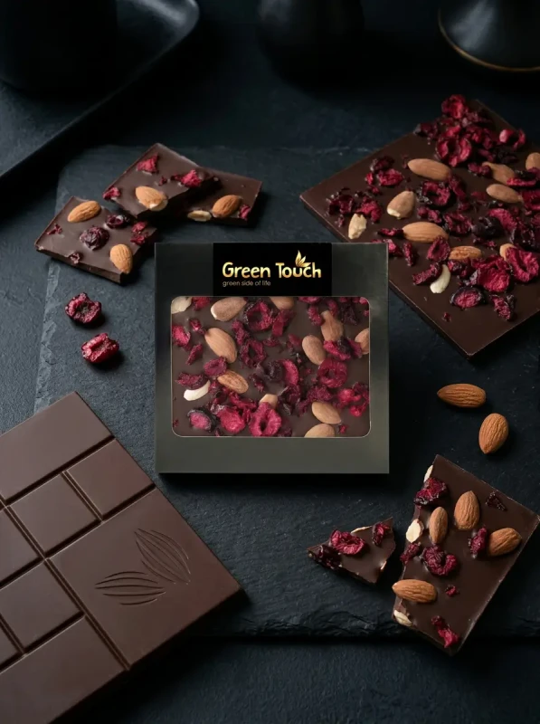 CZEKOLADA CIEMNA 72_ WIŚNIOWA GORZKA Z MIGDAŁAMI I WIŚNIĄ LIOFILIZOWANĄ (4).webp