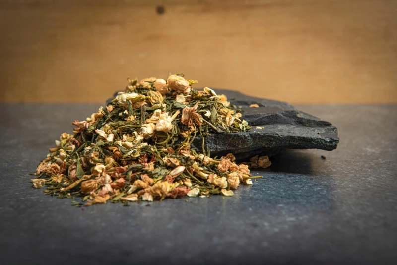Herbata zielona Jaśminowy Świt 50 g Sencha jaśminowa z kwiatem i płatkami jaśminu 19%