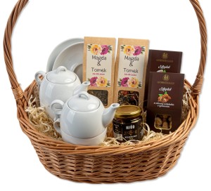 Kosz prezentowy z herbatą i dzbankami
