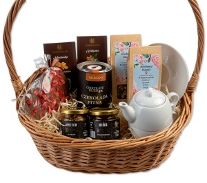 Kosz prezentowy personalizowany z herbatą, słodyczami i dzbankiem