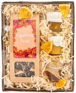 Mały kosz prezentowy upominek z herbatą i konfiturkami