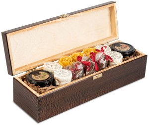 Skrzynka prezentowa z powidłami, czekoladą i świecami