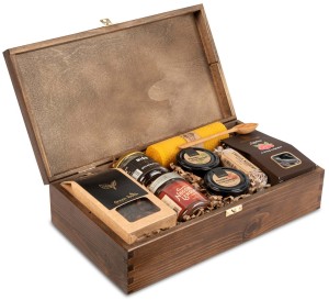 Skrzynka prezentowa z herbatą, truflami, powidłami, kremem i świecą