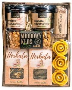 Koszyk prezentowy zestaw herbat, powideł, słodyczy i świec