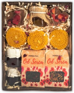 Mały kosz prezentowy z herbatą, konfitury, świece z węzy, miód