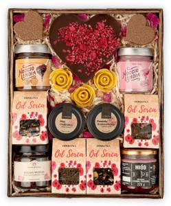 Kosz prezentowy z herbatami, czekoladą, przetworami i kremami orzechowymi